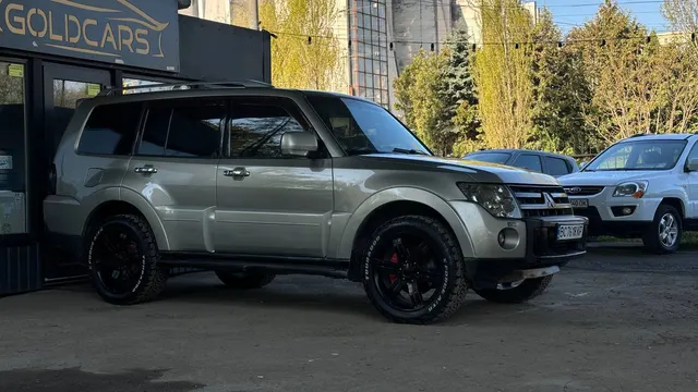 Mitsubishi PAJERO