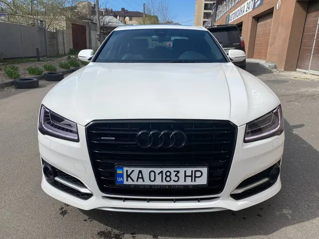 Audi а8 з легкими пошкодженнями