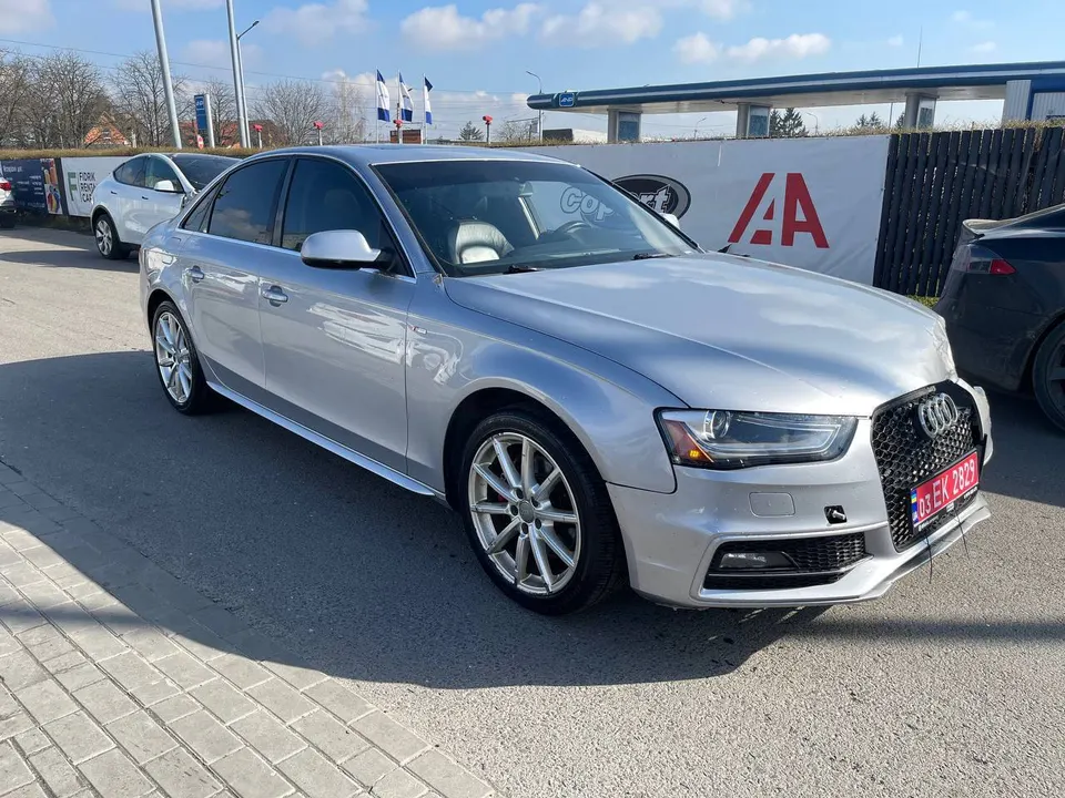 Audi A4 PREMIUM PLUS S-LINE