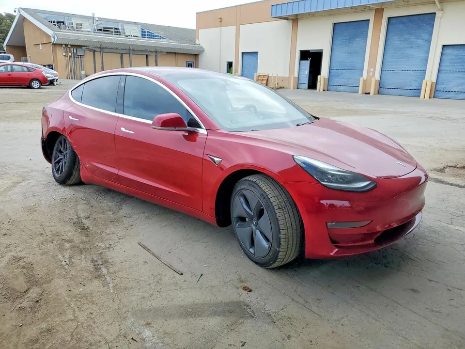 Tesla MODEL 3 — фото 4