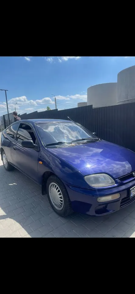 Mazda 323 год