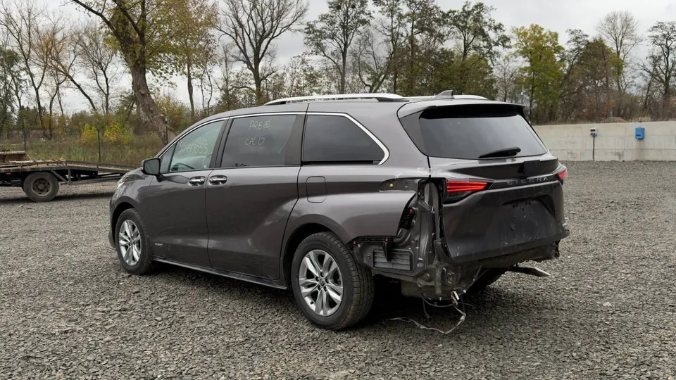 Toyota SIENNA LIMITED — фото 4