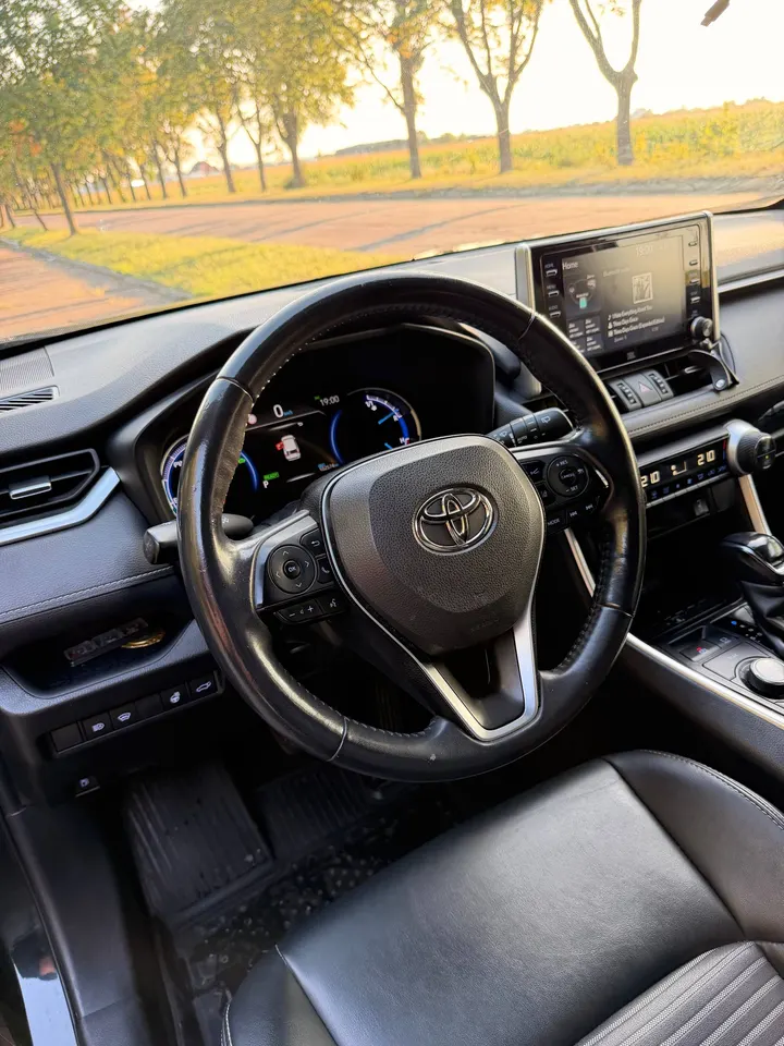 Toyota RAV4 — фото 8