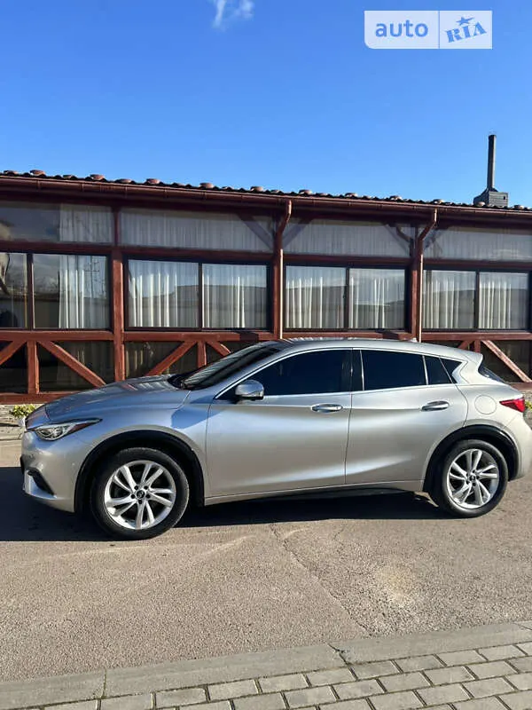 Infiniti QX30