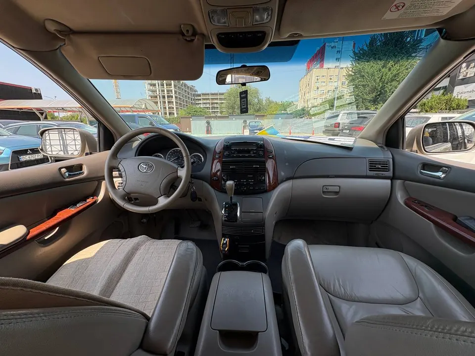Toyota SIENNA — фото 4