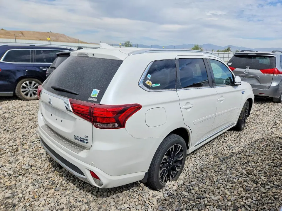 Mitsubishi OUTLANDER SE — фото 3