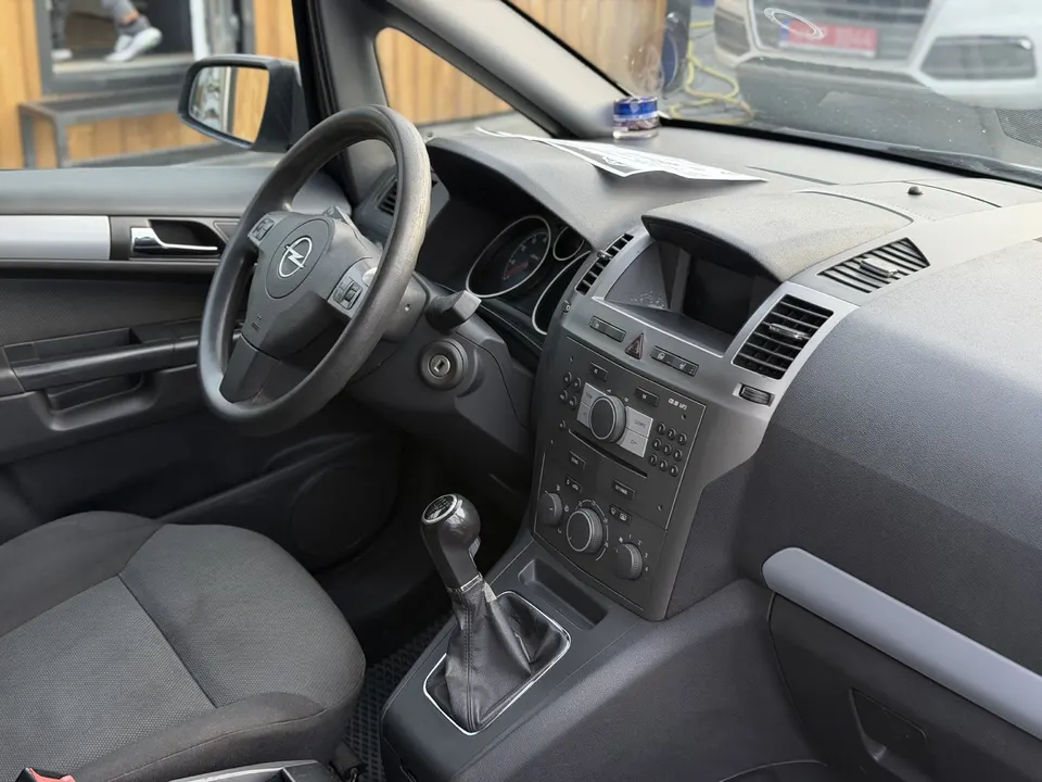Opel Zafira — фото 9