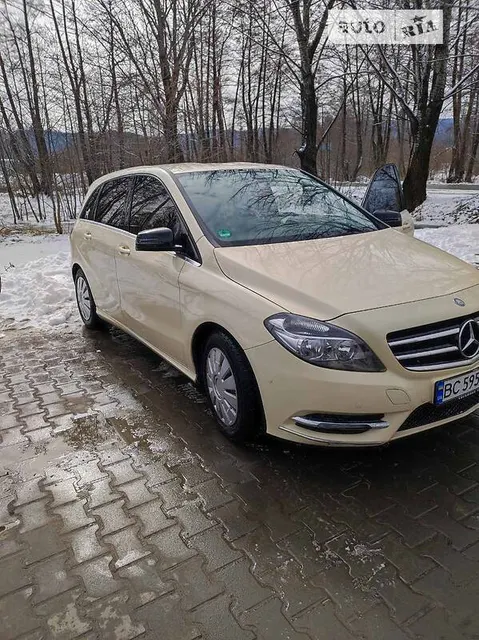 Mercedes-Benz B 180