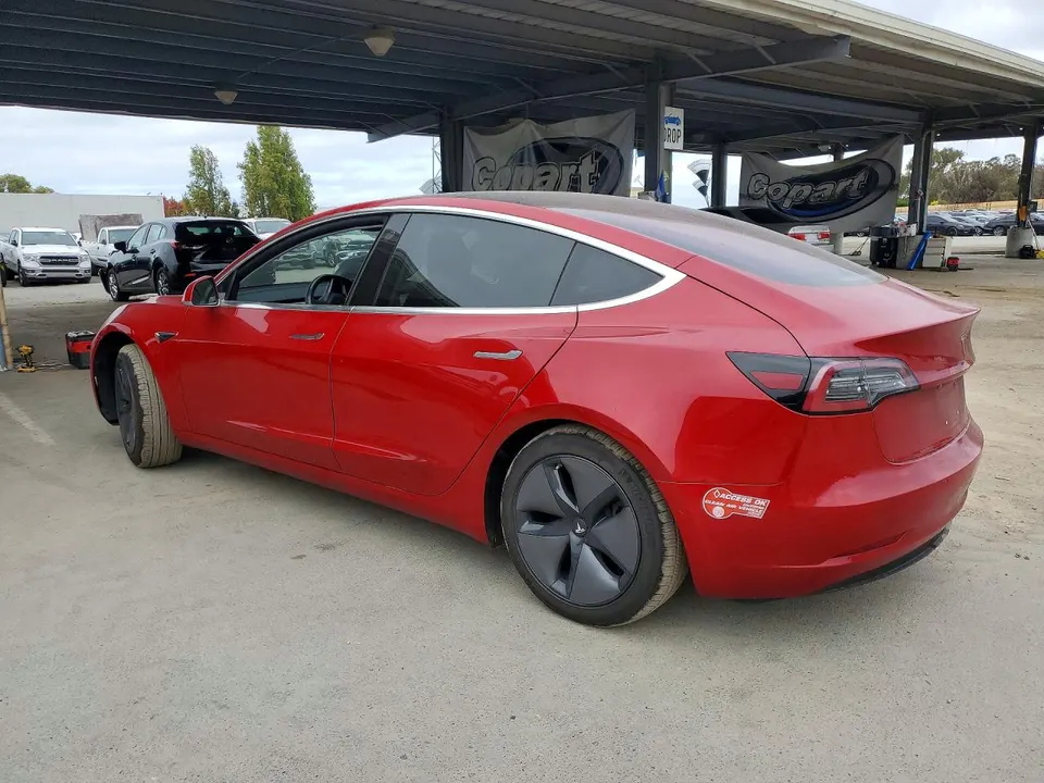 Tesla MODEL 3 — фото 2