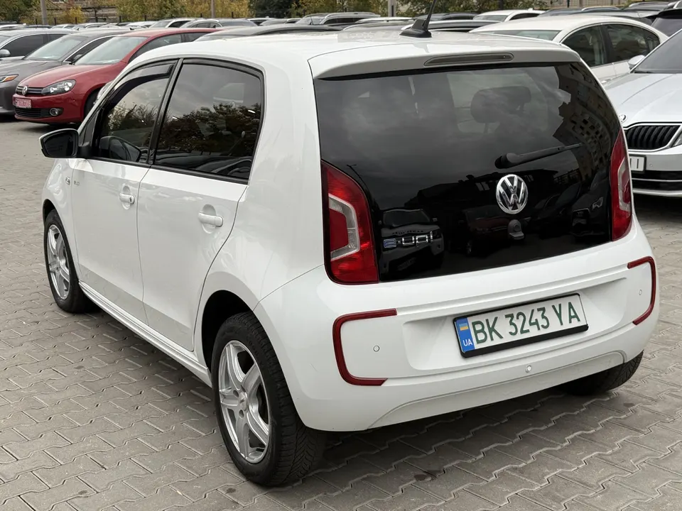 Volkswagen Up — фото 8