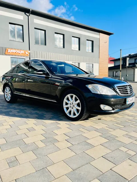 Mercedes-Benz W221 S-Class