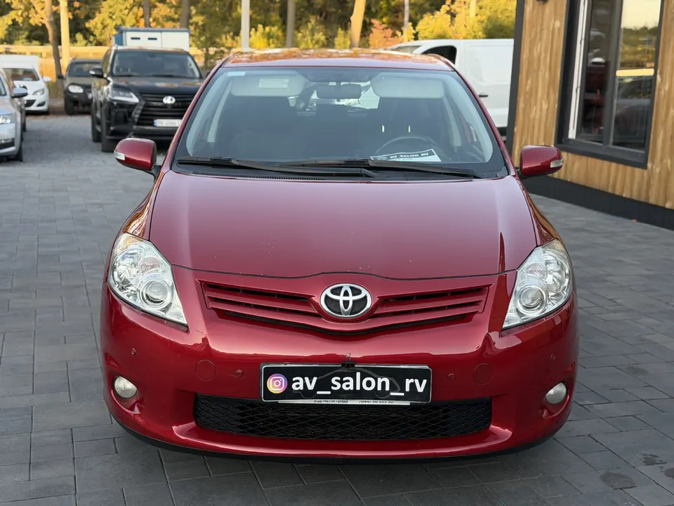 Toyota Auris — фото 2