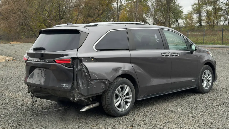 Toyota SIENNA LIMITED — фото 3