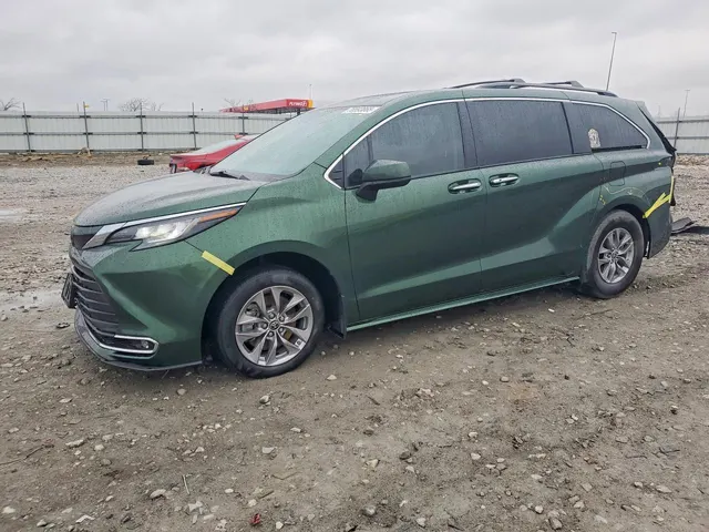 Toyota SIENNA XLE 8-PASSENGER