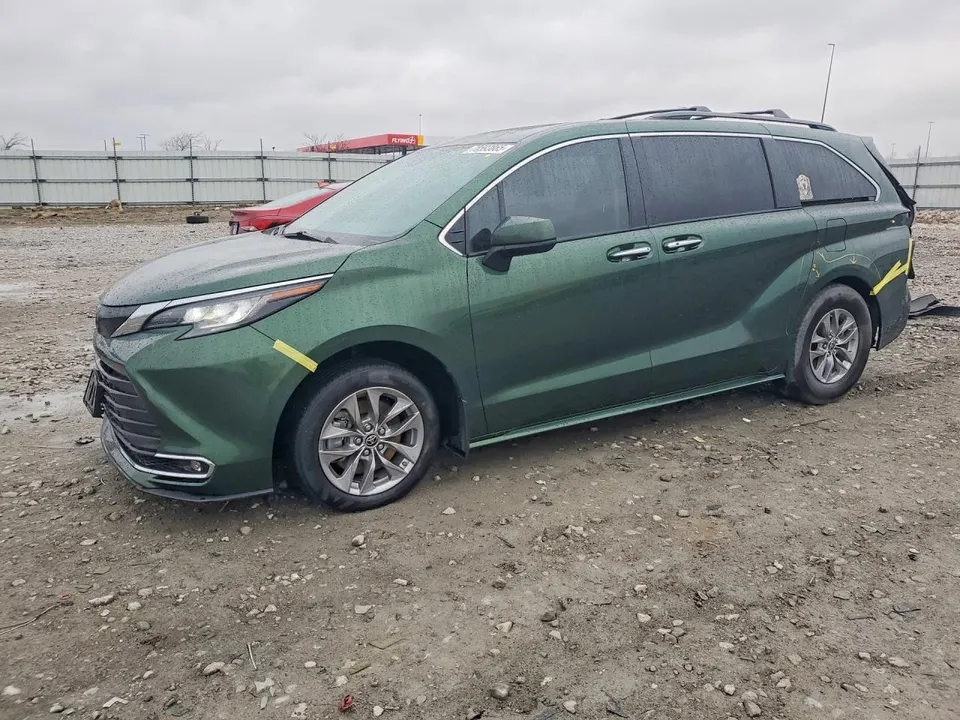 Toyota SIENNA XLE 8-PASSENGER